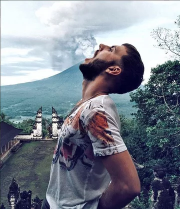 Dymiący wulkan Agung 