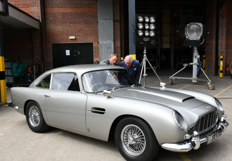 Daniel Craig pokazał księciu Karolowi auta Jamesa Bonda 