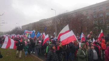 Uczestnicy marszu KOD 