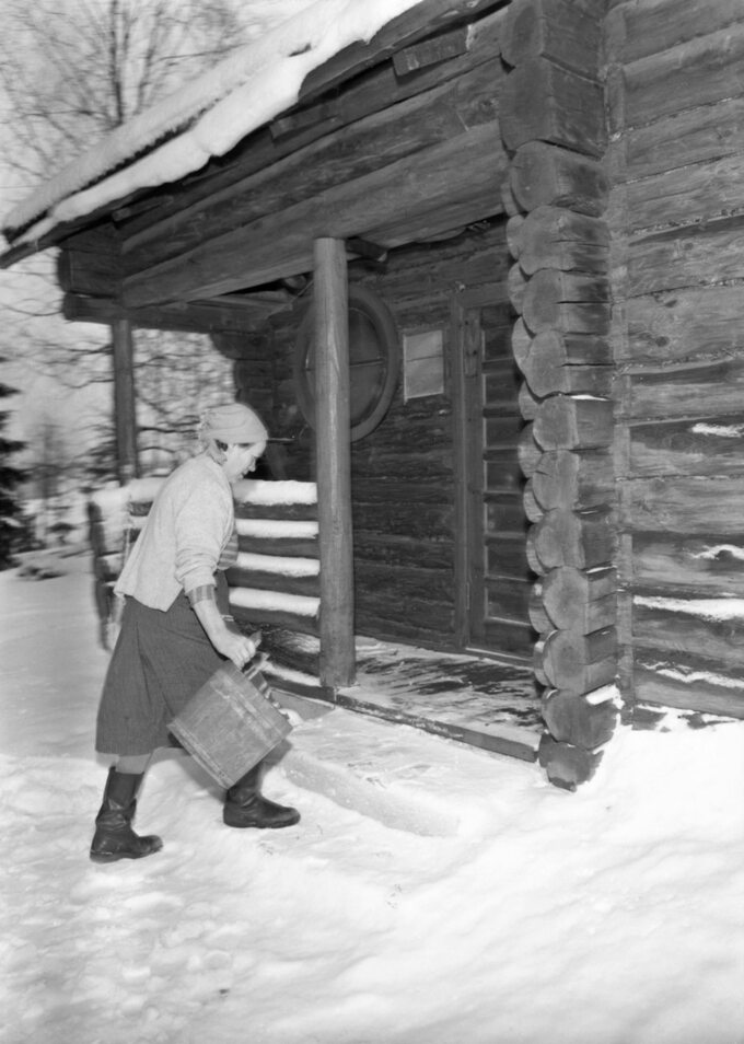 Kobieta idąca do sauny, Finlandia, lata 50. XX wieku