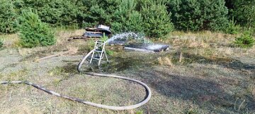 Gaszenie akumulatora w&nbsp;lesie pod&nbsp;Wołominem