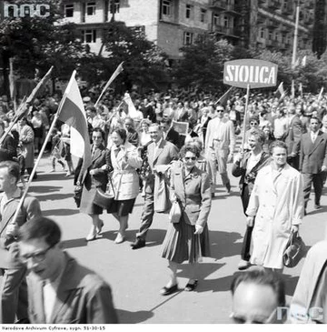 Przedstawiciele prasy (m.in.: tygodnika "Stolica") podczas pochodu na ul. Marszałkowskiej. (1961 r.)(fot. NAC)