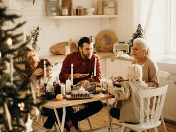 Zdjęcie ilustrujące rodzinę podczas kolacji