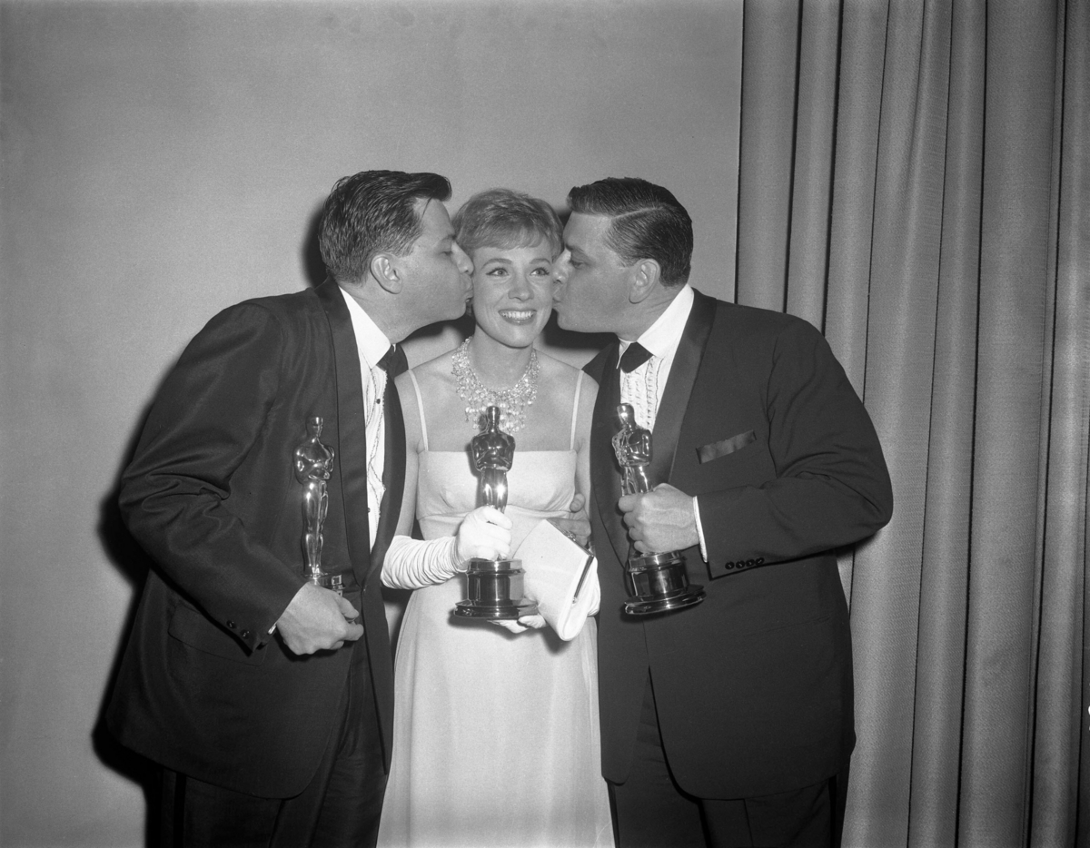 Richard M. Sherman, Julie Andrews i Robert B. Sherman 1965 rok. Richard M. Sherman, Julie Andrews i Robert B. Sherman, nagrodzeni Oscarami za film „Mary Poppins”.