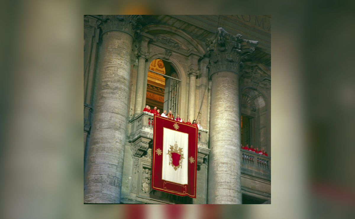 Karol Wojtyła jako Jan Paweł II na Balkonie Bazyliki św. Piotra w dniu wyboru 