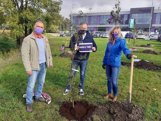 Pracownicy Centrum Badań i Rozwoju Mondelez we Wrocławiu w ramach akcji proekologicznej sadzą drzewa w okolicy swojej siedziby