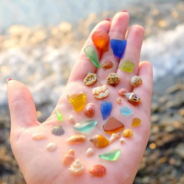 Kolorowe kamyczki, kawałki szkła i muszelki 