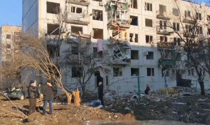 Zniszczony kompleks mieszkaniowy w pobliżu ukraińskiego Charkowa 