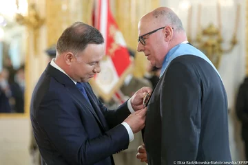 Prezydent odznacza Czesława Bieleckiego Kawaler Orderu Orła Białego Czesław Bielecki to architekt i publicysta, znany pod pseudonimem Maciej Poleski, działacz opozycji w PRL, współzałożyciel i szef Wydawnictwa CDN, poseł na Sejm III kadencji.