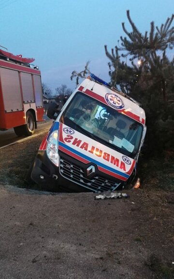 Karetka skończyła w&nbsp;rowie