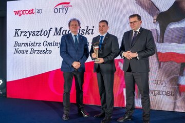 Krzysztof Madajski (pośrodku) oraz&nbsp;wręczający nagrodę: Wojewoda małopolski Łukasz Kmita (z prawej) i&nbsp;prof. Włodzimierz Bernacki Sekretarz Stanu, Pełnomocnik Rządu ds. monitorowania wdrażania reformy szkolnictwa wyższego i&nbsp;nauki