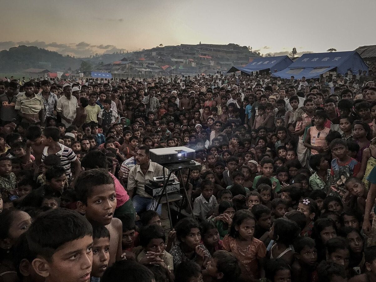 Grand prize - Jashim Salam Zdjęcie wykonane w Bangladeszu, w obozie dla uchodźców. Przedstawia dzieci z plemienia Rohindżów.