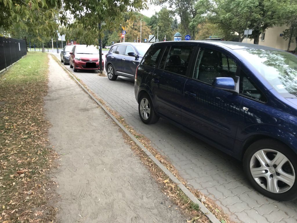 Przykład niewłaściwego parkowania w Warszawie 