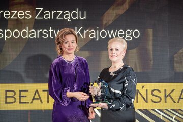 Beata Daszyńska-Muzyczka odbiera nagrodę specjalną od&nbsp;Agnieszki Jabłońskiej, wiceprezes PMPG SA