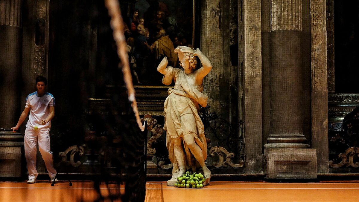 Gra w tenisa w XVI-wiecznym kościele 