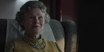 Imelda Staunton jako królowa Elżbieta II na planie 5. sezonu „The Crown” 