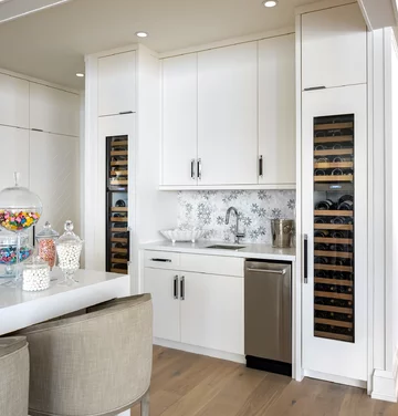 Biała kuchnia, projekt Cameo Kitchens x Lori Morris 