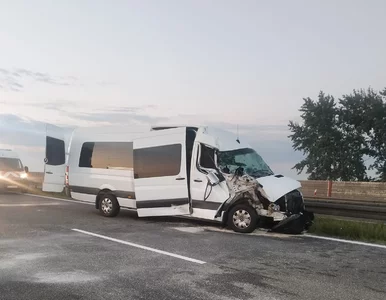 Miniatura: Bus wjechał w ciężarówkę na autostradzie...