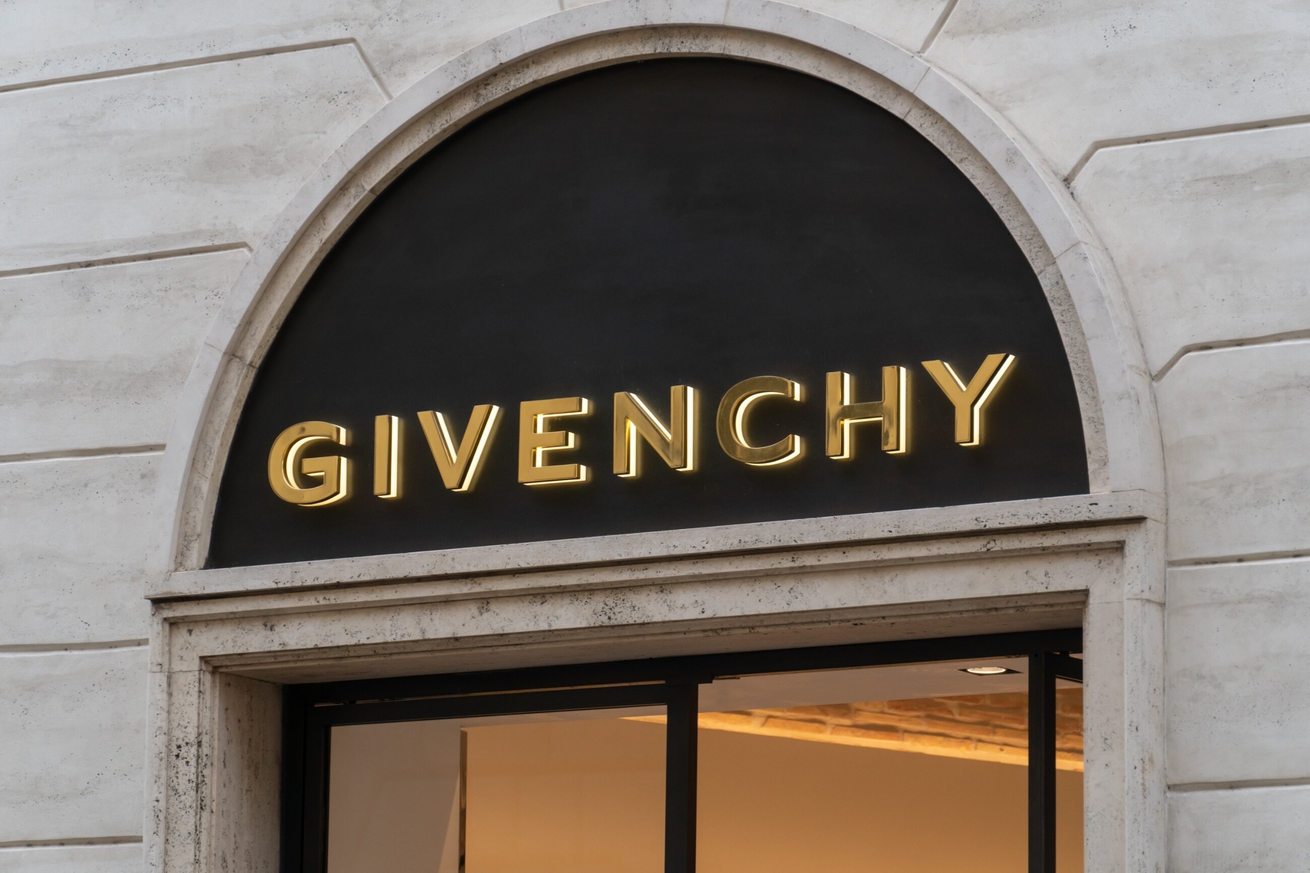Perfumy i sportowe ubrania są najczęściej kojarzone z domem mody Givenchy, którego nazwę czytać powinniśmy jako: