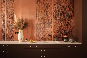 Patynowana miedź we wnętrzu – materiał, który z czasem zyskuje głębię i staje się architektonicznym akcentem przestrzeni premium 