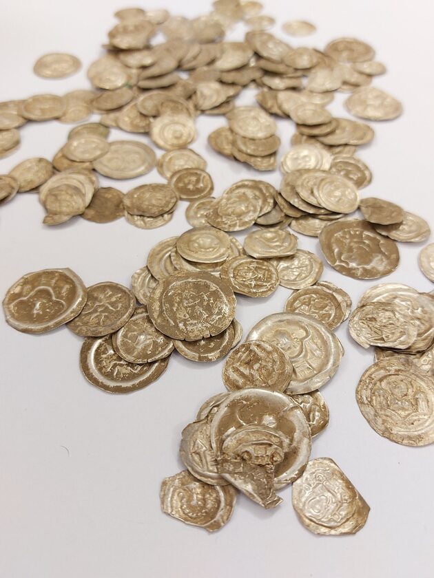 Średniowieczne monety spod Wałbrzycha Dzięki pomocy psa Kajtusia, w okolicach Wałbrzycha na Dolnym Śląsku, odnaleziono średniowieczne monety.