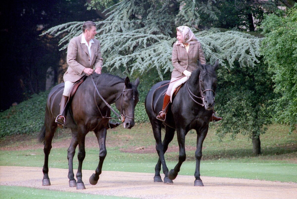 Elżbieta II na konnej przejażdżce z prezydentem USA Ronaldem Reaganem 