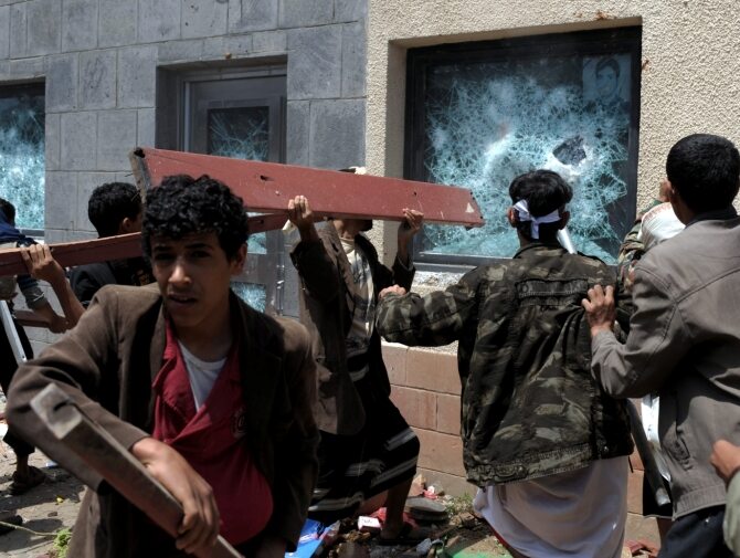 Protestanci w Jemenie szturmują ambasadę USA (fot. PAP/EPA/YAHYA ARHAB)