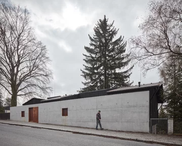 Przytulne wnętrza skryte za betonową ścianą, projekt Mjölk architekti Linka, Mjolk