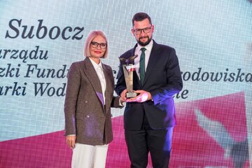 Marek Subocz (z prawej) oraz&nbsp;wręczająca nagrodę Marzena Zielińska, prezes Capital Point i&nbsp;przewodnicząca kapituły