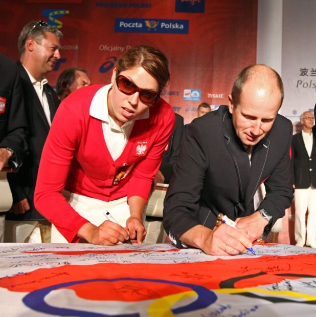 Wręczanie nominacji olimpijskich. Zofia Klepacka składa podpis na fladze olimpijskiej. Fot. Forum