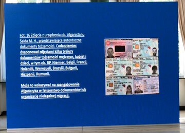 Zdjęcie z&nbsp;telefonu jednego z&nbsp;migrant&oacute;w pokazane na&nbsp;konferencji polskich służb