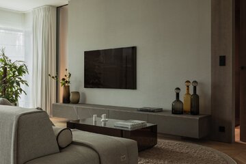 Apartament na warszawskim Mokotowie zaprojektowany przez VIA NOVA – przykład soft architecture, w której technologia KNX, stonowana paleta taupe i konsekwencja materiałowa budują ponadczasowy klimat 