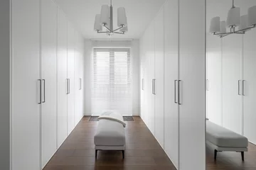 Aranżacja nowoczesnego wnętrza z dużymi przeszkleniami, proj. MIŚKIEWICZ design 