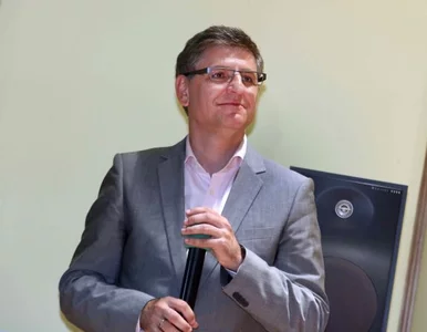 Miniatura: "Dziennikarze otaczali Platformę parasolem...