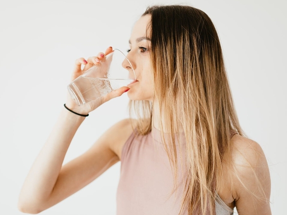 Twarda woda „osadza się w nerkach”, biała jest „chlorowana”, a kranówka...