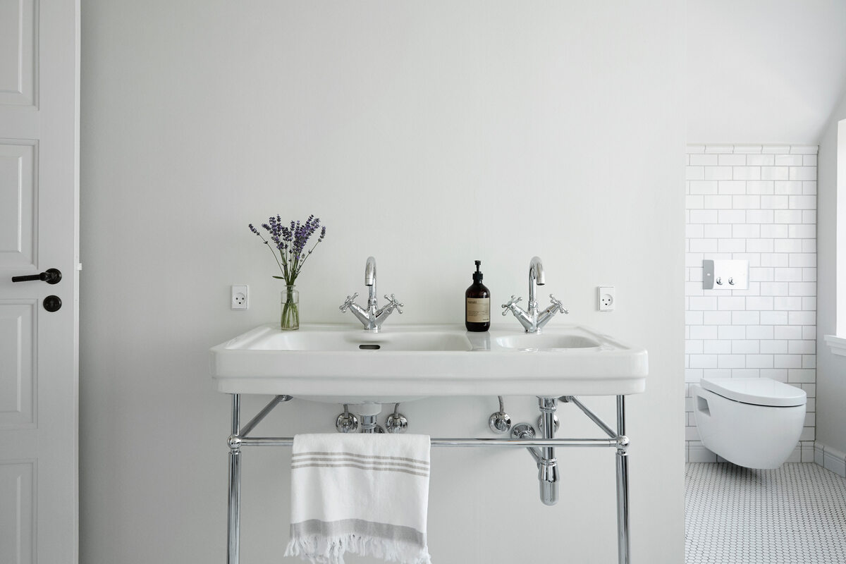 Biała łazienka w stylu retro Toni Copenhagen, łazienka, retro