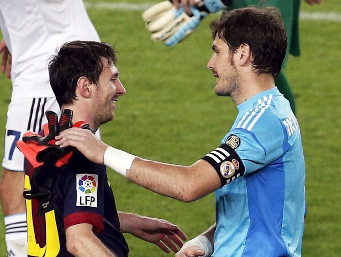 A po meczu uprzejmościami wymienili się Leo Messi oraz Iker Casillas (fot. PAP/EPA/ALBERTO ESTEVEZ)