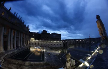 Papież Franciszek na pustym placu św. Piotra 