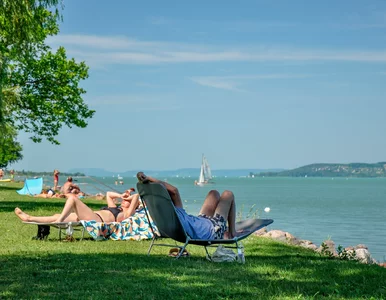 Miniatura: Piorą w jeziorach, sikają do wody. Tak...