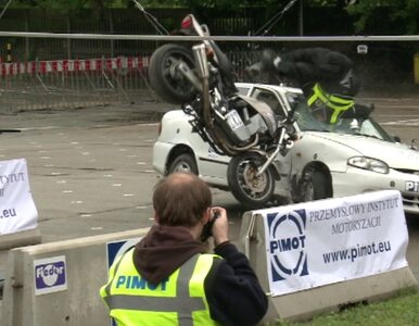 Miniatura: Crash test z udziałem motocykla. Robi...