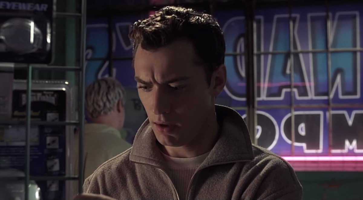 Jude Law w filmie „eXistenZ” (1999) 