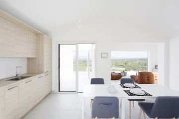 Jak się ukryć przed spojrzeniami sąsiadów? Dom na małą działkę projektu Artelabo V2com, 2524-01, mały domek, bez okien