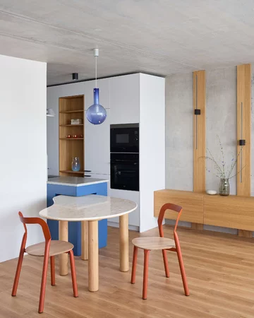 Mieszkanie z niebieską kuchnią, projekt Iva Hajkova Studio