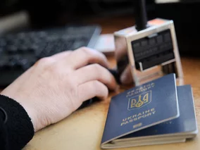Miniatura: Pracujący w Polsce Ukraińcy muszą złożyć...