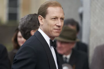 Tobias Menzies jako książę Filip w „The Crown” 