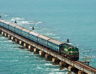 Miniatura: Pociąg jedzie po torach mimo wielkiej...