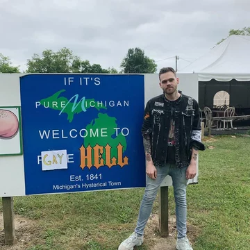 Elijah Daniel w mieście Gay Hell 