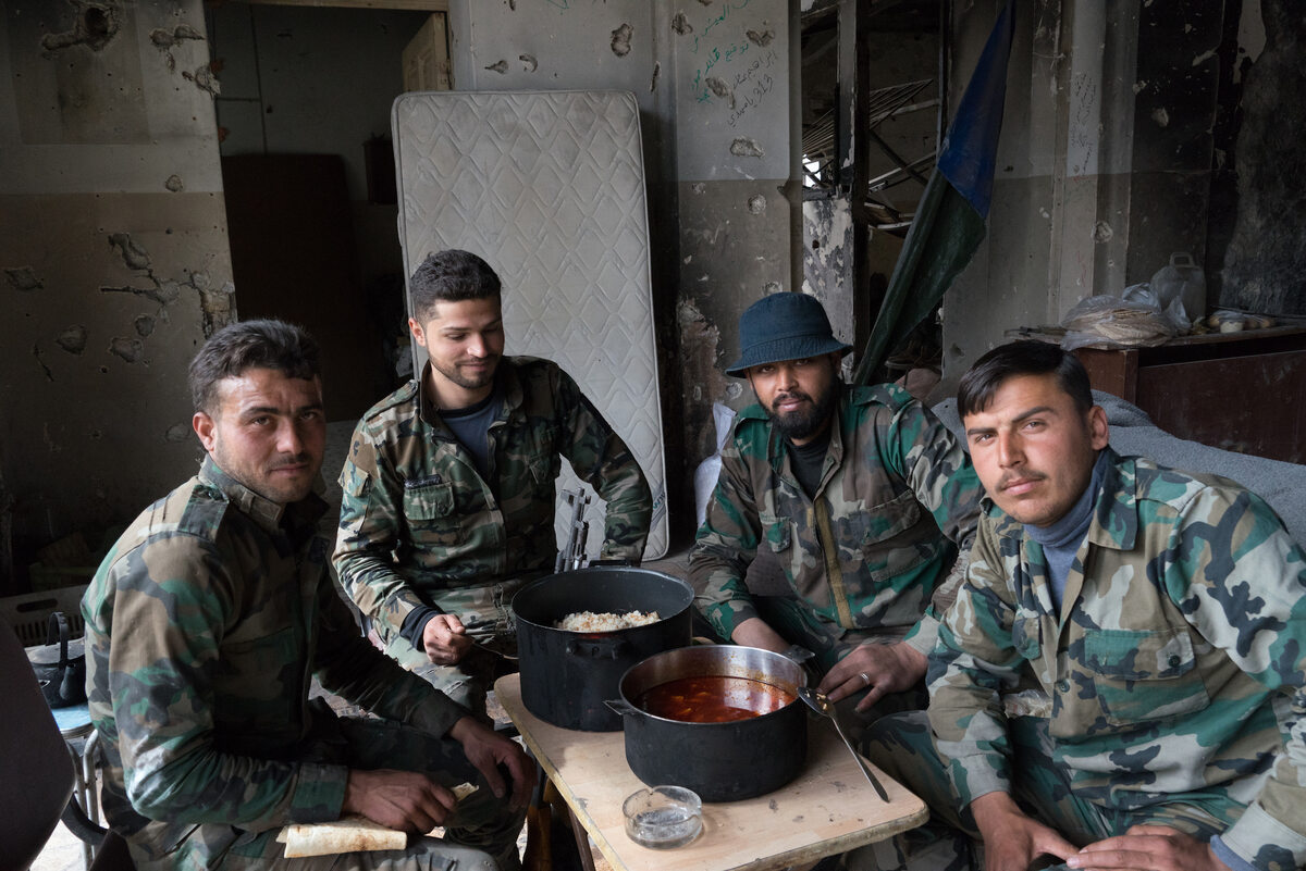 Żołnierze syryjskiej armii na jednym z posterunków w Aleppo 