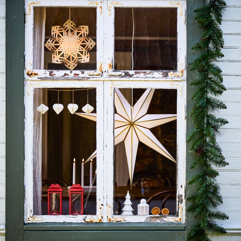 Tradycja, kt&oacute;ra wraca co&nbsp;roku. Papierowe gwiazdy w&nbsp;oknach tworzą świąteczny klimat jeszcze zanim zapadnie zmrok