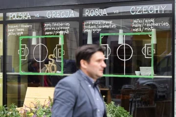 Wrocław, jedna z restauracji przygotowała dla kibiców drużyn grających w grupie A nie lada niespodziankę (fot. EPA/ARMANDO BABANI/PAP)